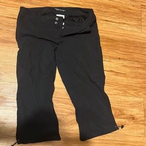 Black capri hiking pants small by Columbia used but in good condition